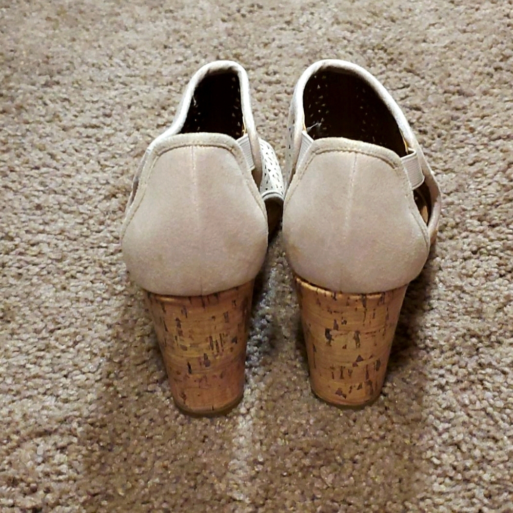 Cream Wedges - Picture 2 of 3